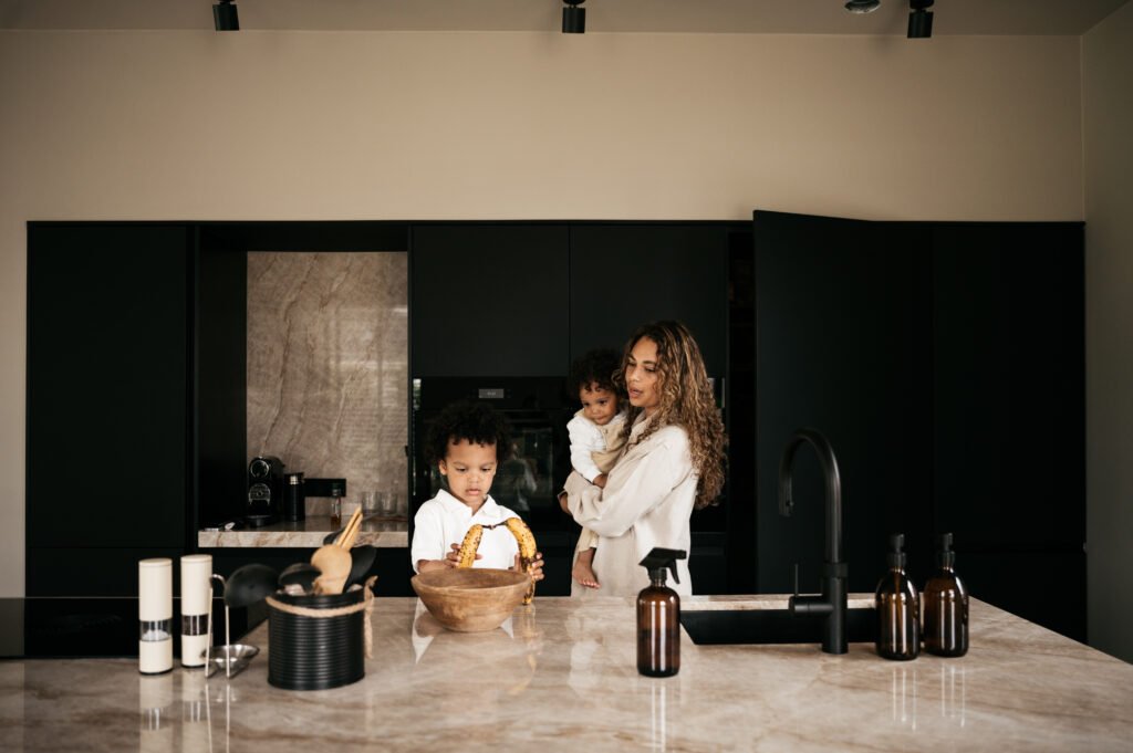 Shari in de keuken met haar 2 zoontjes