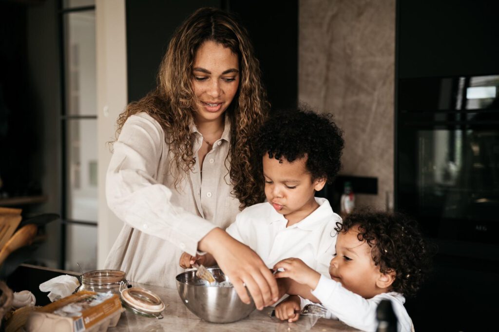 Shari aan het koken met haar 2 zoontjes